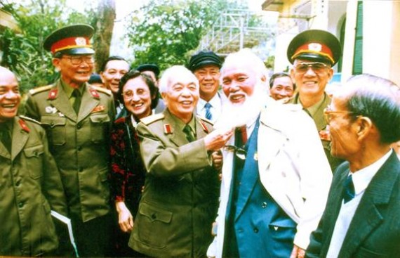 Võ Nguyên Giáp vuốt râu Trần Doãn Hoài trong ngày kỷ niệm 50 năm thành lập Ban nghiên cứu Thủy quân Việt Nam. Ảnh: Trần Doãn Hoài cung cấp.